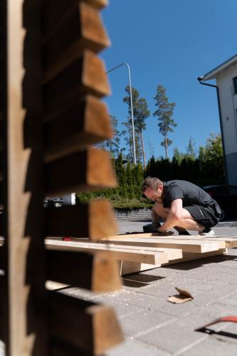 Mika Poutalan "Isin paja" - Terassipöytä kierrätysmateriaalista + pirtin penkki