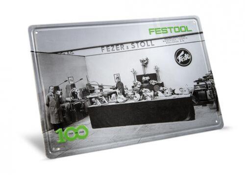 Festool - 100-vuotisjuhlavuoden metallikyltti, joka esittää vanhaa messuosastoa MES-FT2 100Y