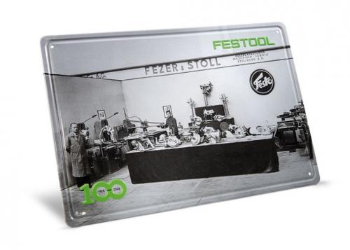 Festool - 100-vuotisjuhlavuoden metallikyltti, joka esittää vanhaa messuosastoa MES-FT2 100Y