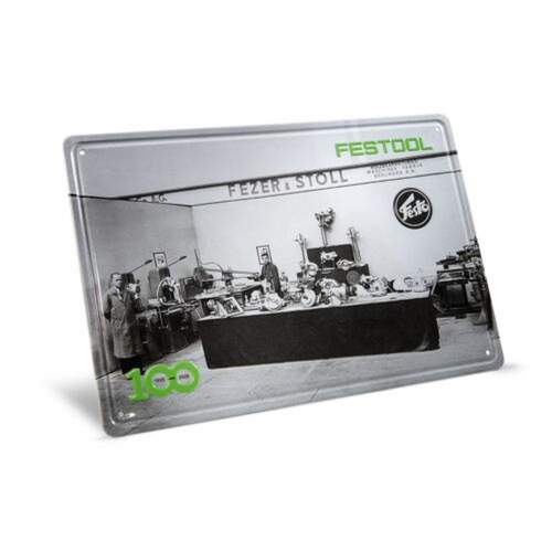 Festool - 100-vuotisjuhlavuoden metallikyltti, joka esittää vanhaa messuosastoa MES-FT2 100Y